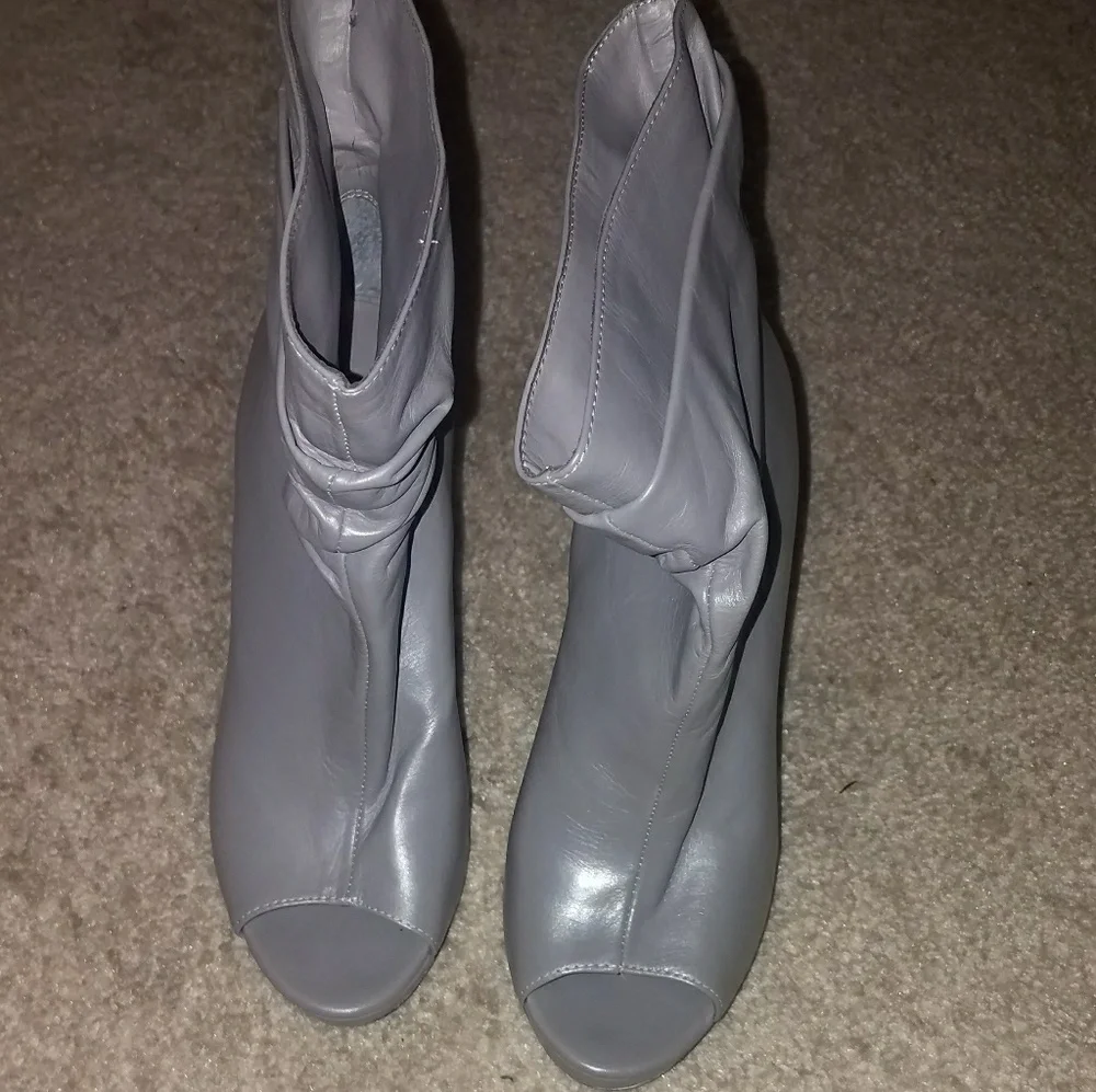 New worn BCBG booties - Picture 3 of 7